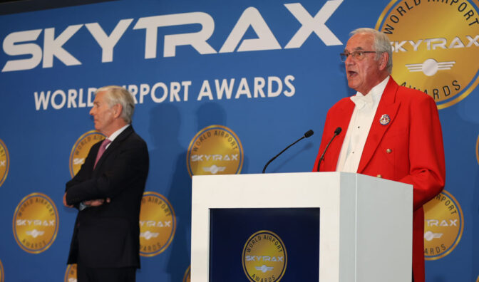 maestro de ceremonias en los premios mundiales de aeropuertos 2025