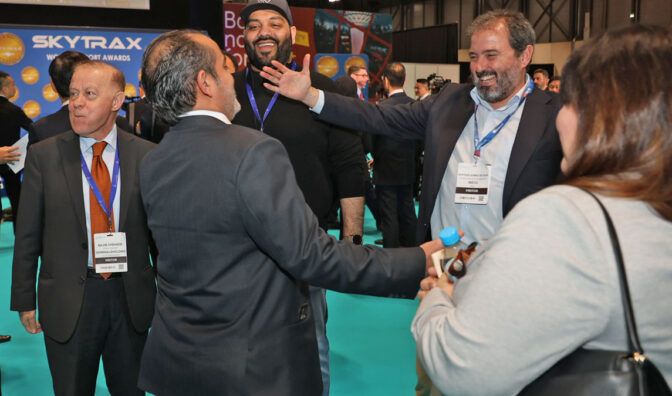 amigos en los premios del aeropuerto mundial 2025